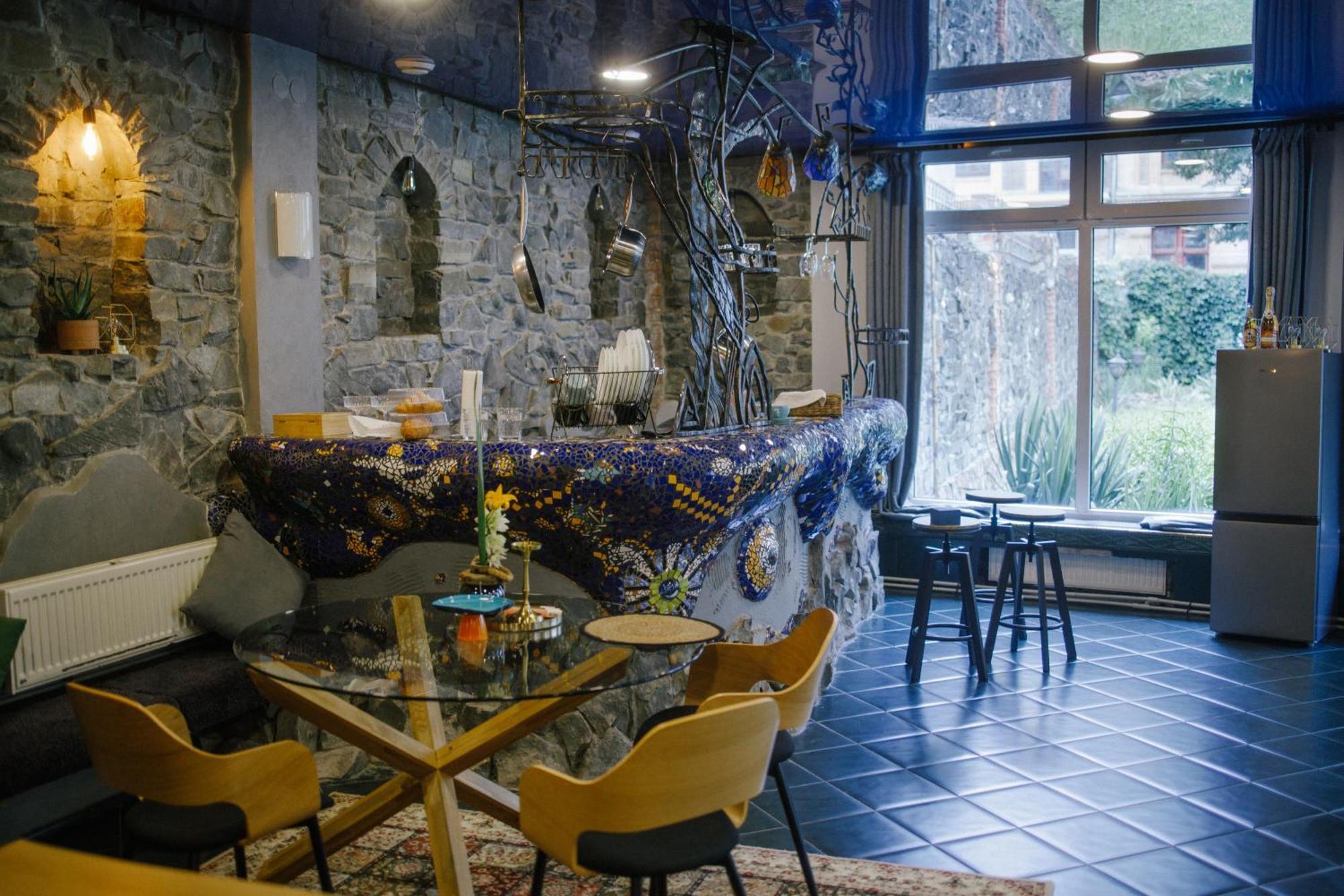 Gaudi Apartment In Лвив Екстериор снимка